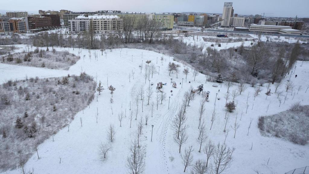 Vitoria ha amanecido cubierta de nieve tras una noche gélida en Euskadi