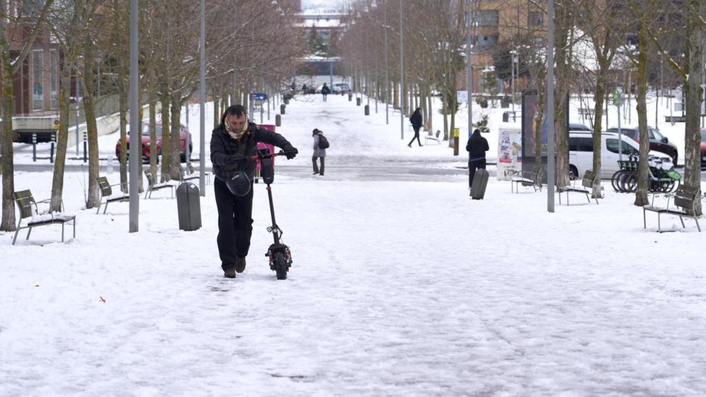 Un hombre camina sobre la nieve el miércoles en Vitoria tras el paso de la borrasca Francis
