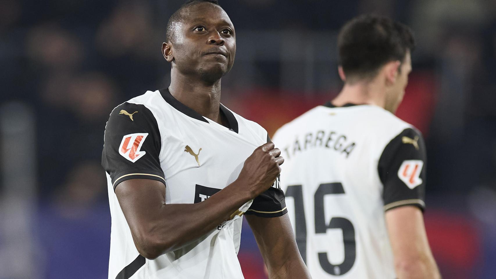 Sadiq, durante su cesión en el Valencia, celebra un gol anotado a Osasuna la temporada pasada.