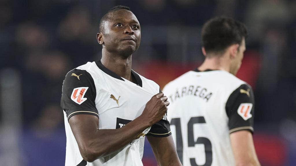 Sadiq, durante su cesión en el Valencia, celebra un gol anotado a Osasuna la temporada pasada.