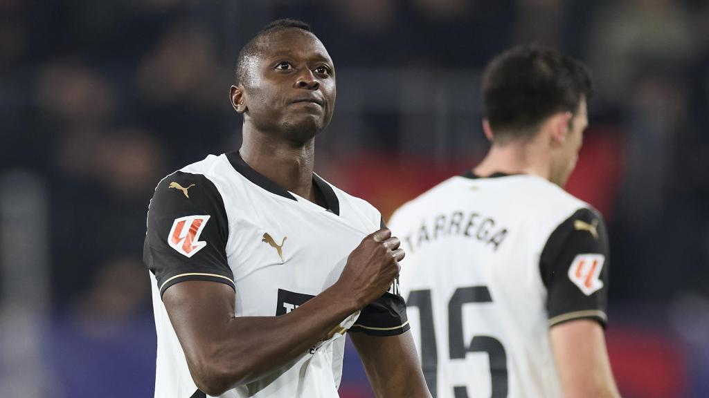 Sadiq, durante su cesión en el Valencia, celebra un gol anotado a Osasuna la temporada pasada.