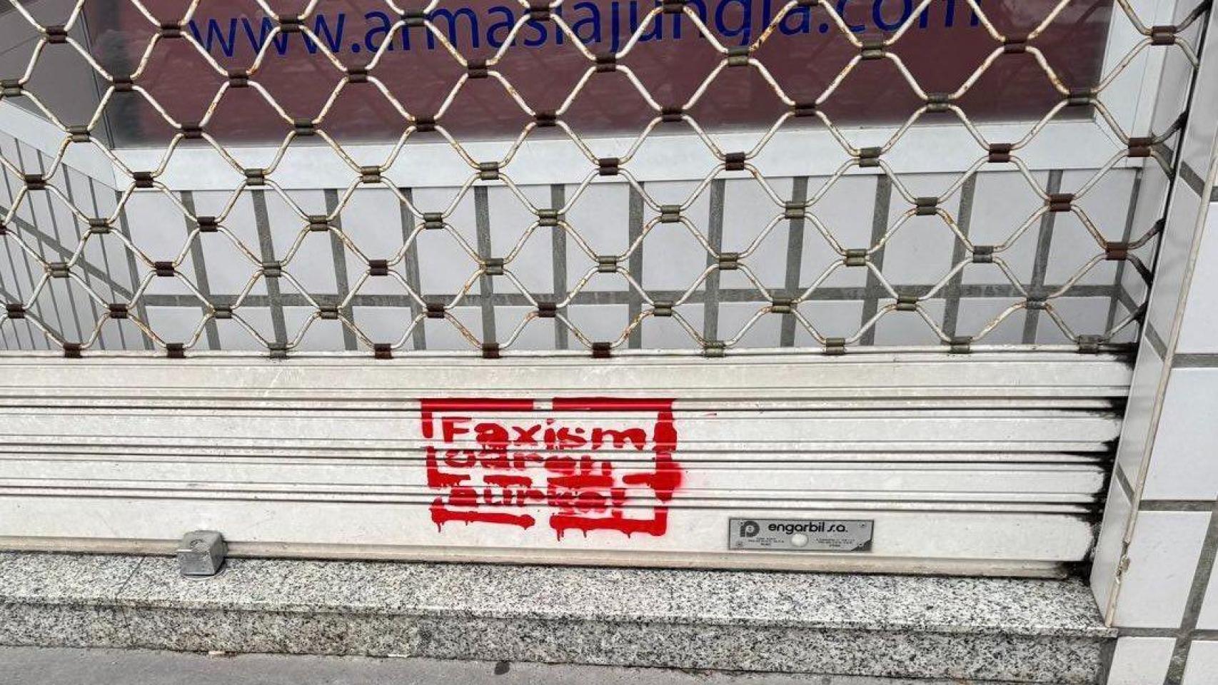 Pintadas en la tienda familiar de la parlamentaria de Vox Amaia Martínez