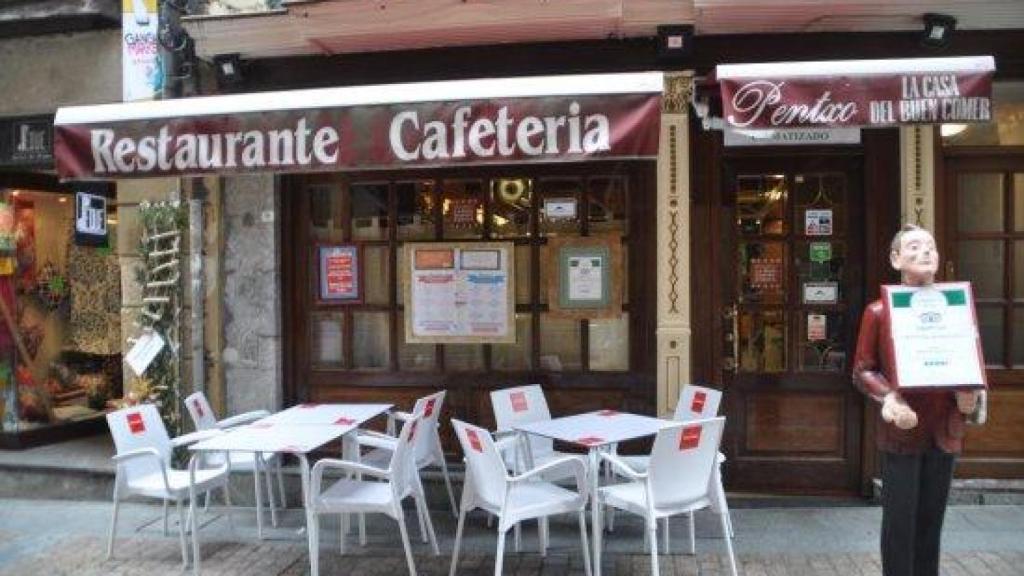 El famoso muñeco de Pentxo sosteniendo el menú.