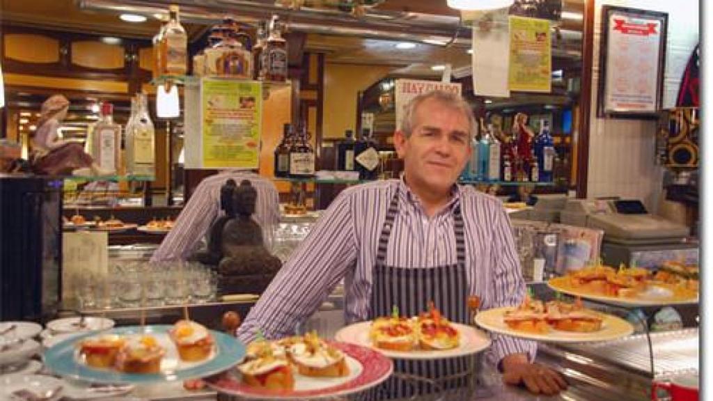 El antiguo dueño, Pentxo, tras la barra de su local.