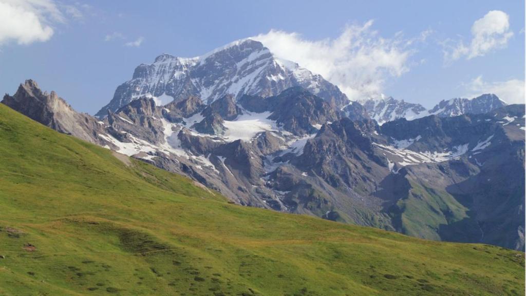 Grand Combin, un macizo montañoso de los Alpes Peninos en la frontera entre Suiza e Italia