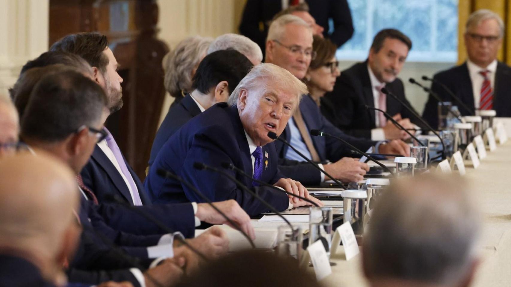 Donald Trump, con Josu Jon Imaz al fondo.