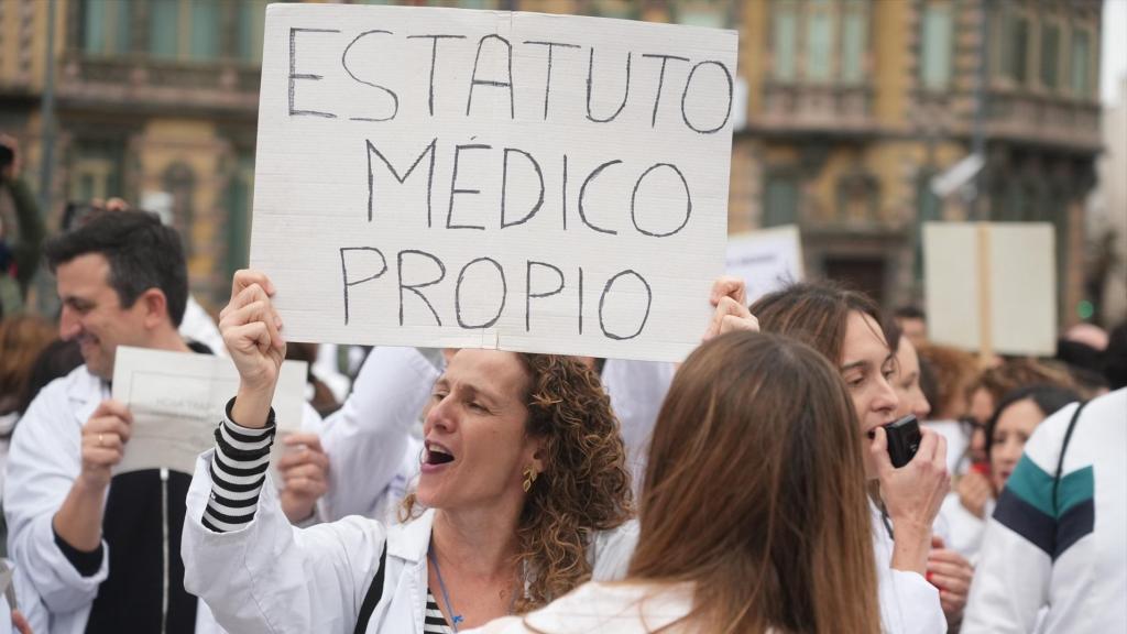 Médicos durante una manifestación convocada por el Sindicato Médico de Euskadi, a 9 de diciembre de 2025, en Bilbao, País Vasco