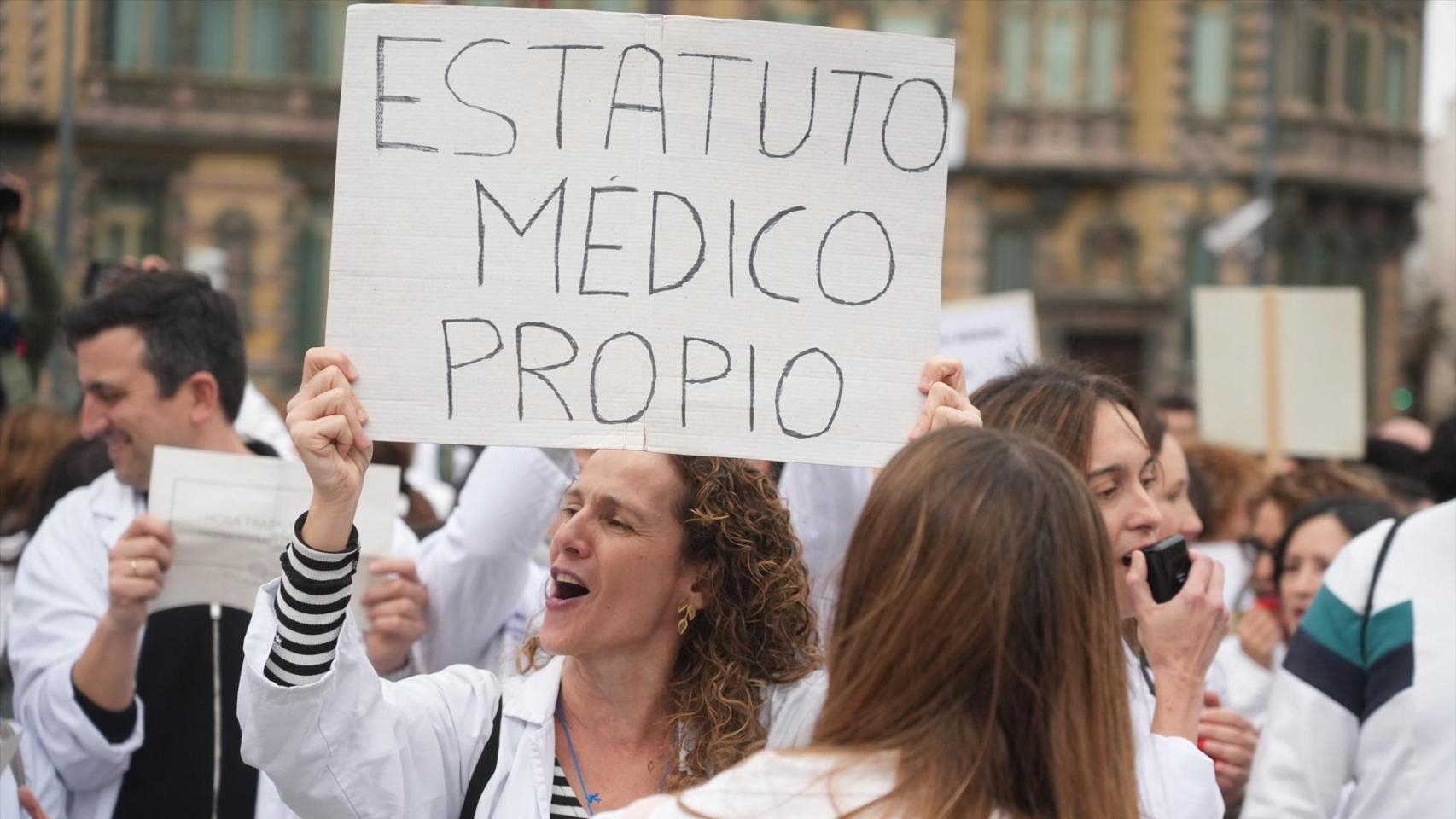 Médicos durante una manifestación convocada por el Sindicato Médico de Euskadi, a 9 de diciembre de 2025, en Bilbao, País Vasco