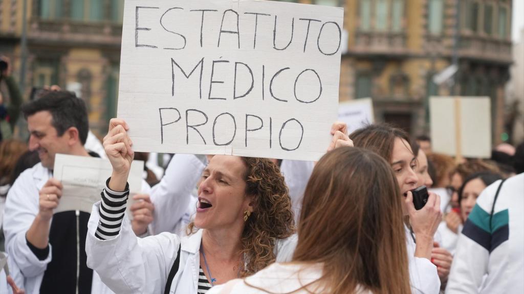 Médicos durante una manifestación convocada por el Sindicato Médico de Euskadi, a 9 de diciembre de 2025, en Bilbao, País Vasco