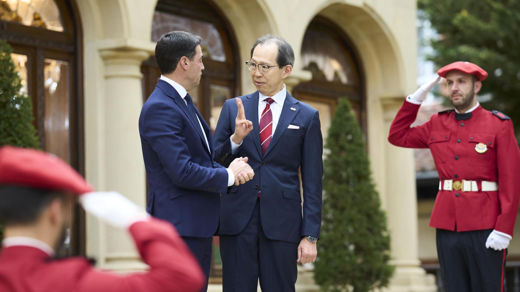 El Lehendakari Imanol Pradales saluda al gobernador de Fukushima, Masao Uchibori, este lunes en Ajuria Enea