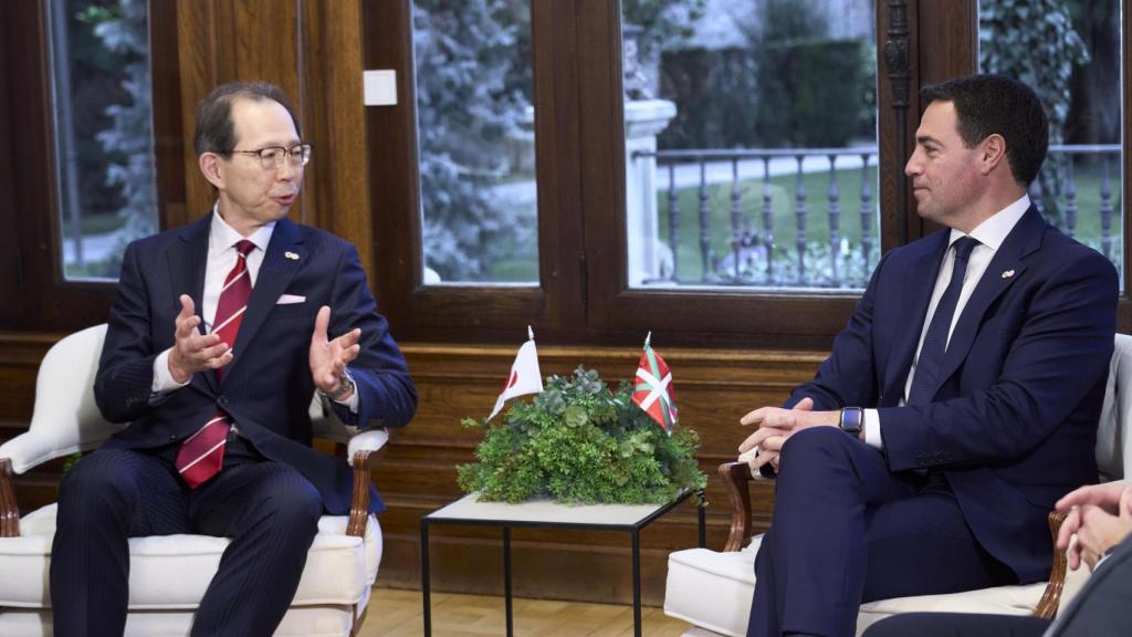 El lehendakari, Imanol Pradales, junto al gobernador de Fukushima, Masao Uchibori, este lunes en Ajuria Enea