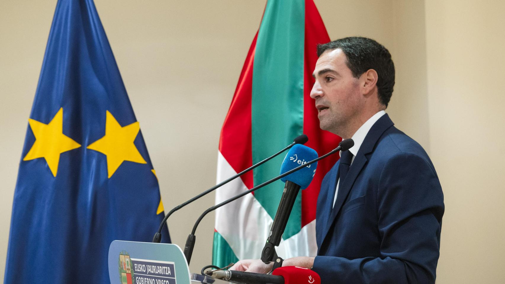 El lehendakari, Imanol Pradales, en Bruselas junto a las banderas europea y vasca.