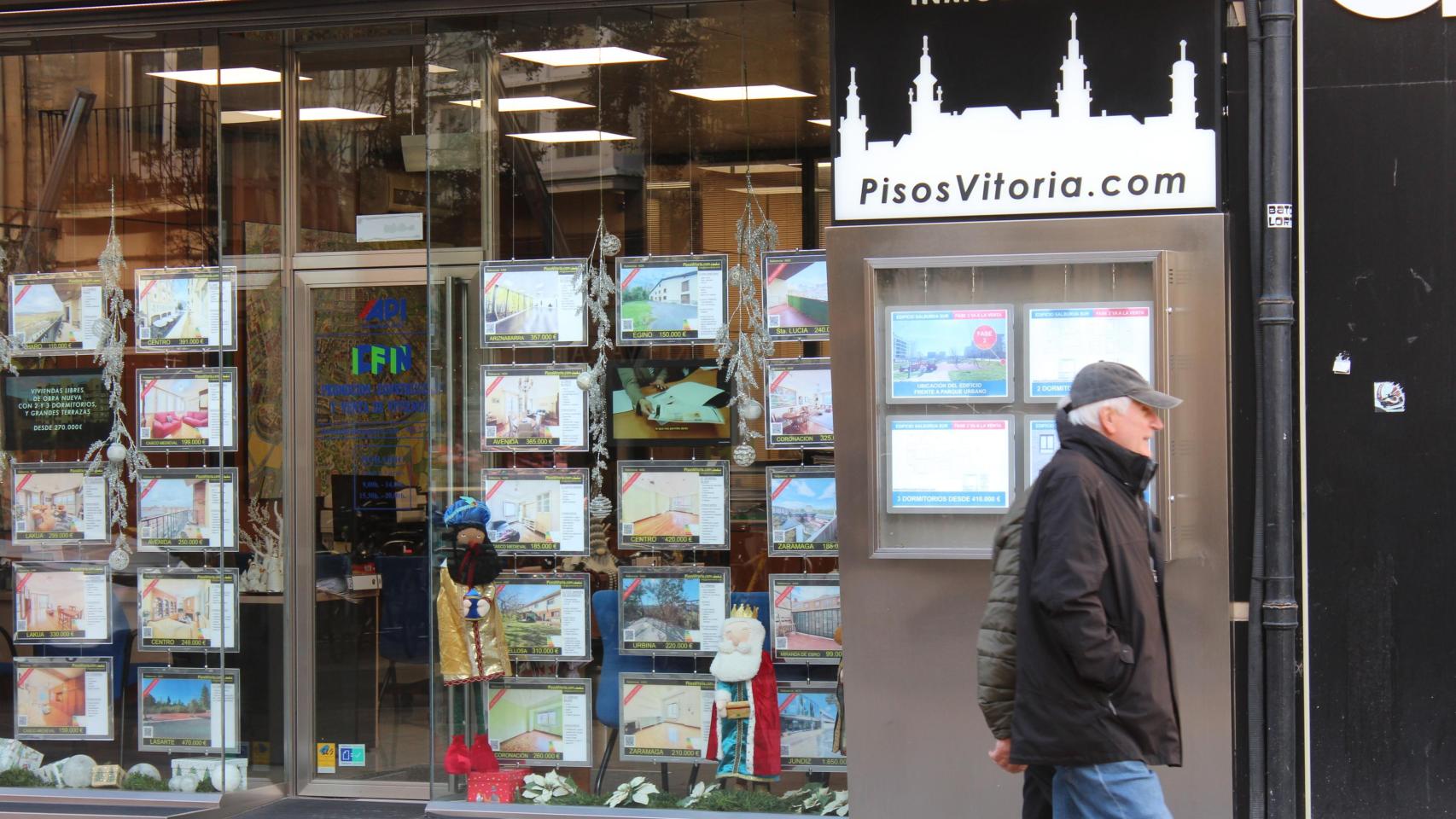 Una inmobiliaria en el centro de Vitoria en una foto de archivo