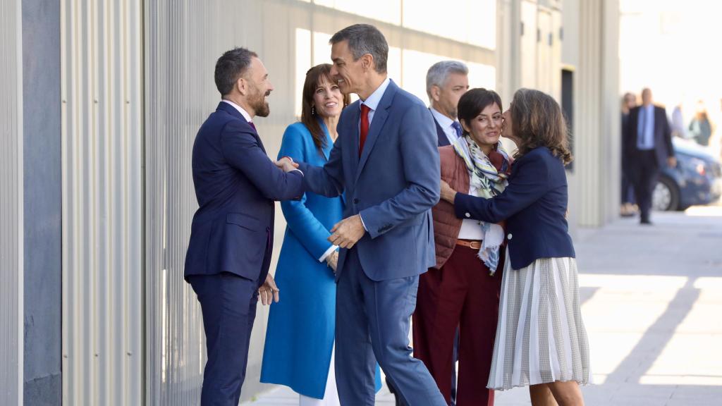 Pedro Sánchez saluda al consejero de Vivienda vasco, Denis Itxaso, durante una visita a una promoción de 152 viviendas de alquiler asequible en el barrio vitoriano de Salburua el 7 de octubre de 2025.