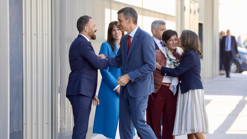 Pedro Sánchez saluda al consejero de Vivienda vasco, Denis Itxaso, durante una visita a una promoción de 152 viviendas de alquiler asequible en el barrio vitoriano de Salburua el 7 de octubre de 2025.