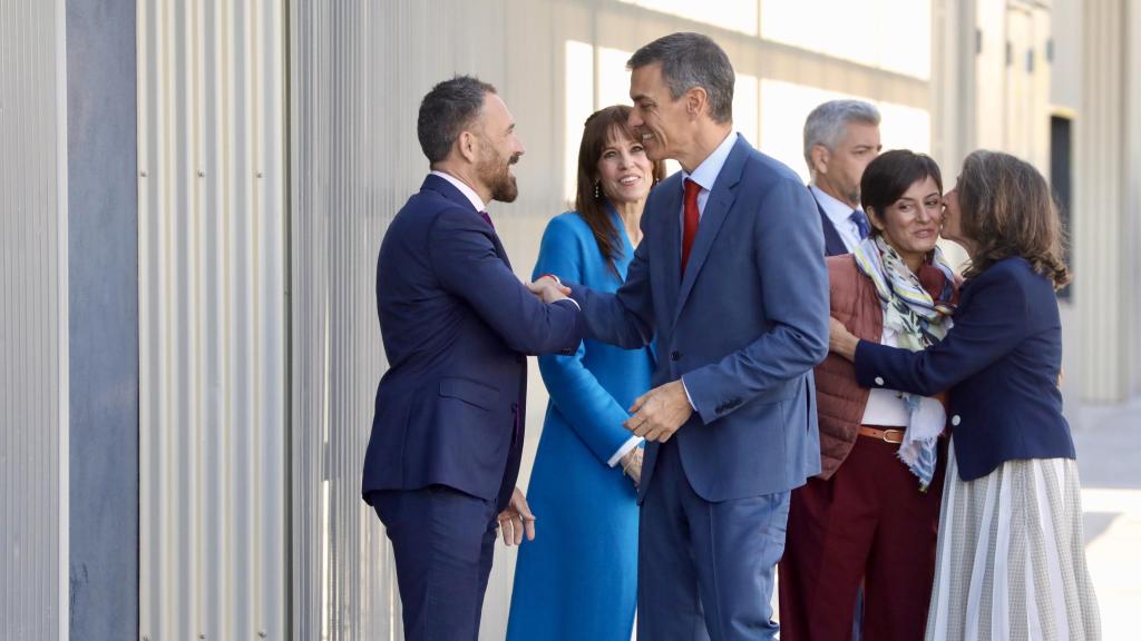 Pedro Sánchez saluda al consejero de Vivienda vasco, Denis Itxaso, durante una visita a una promoción de 152 viviendas de alquiler asequible en el barrio vitoriano de Salburua el 7 de octubre de 2025.