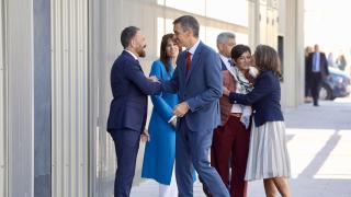 Pedro Sánchez saluda al consejero de Vivienda vasco, Denis Itxaso, durante una visita a una promoción de 152 viviendas de alquiler asequible en el barrio vitoriano de Salburua el 7 de octubre de 2025.