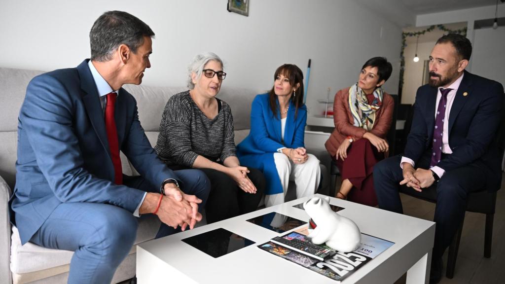 Pedro Sánchez en una vivienda de Salburua junto a la propietaria y las autoridades vascas.