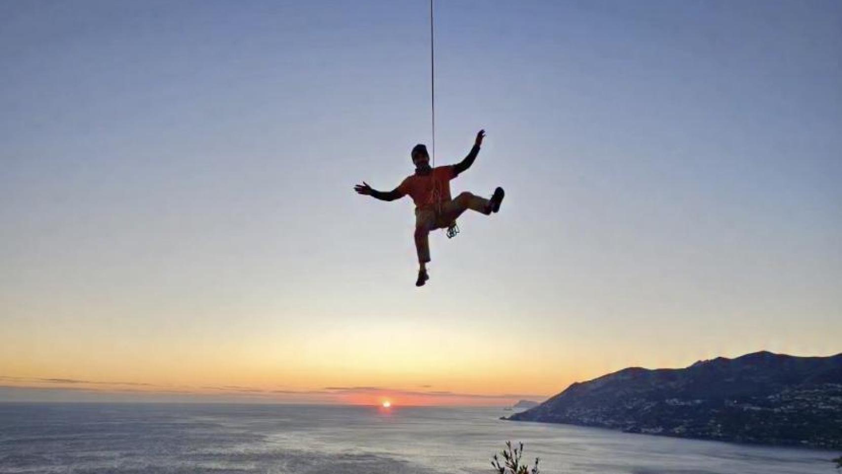 Uno de los hermanos Pou, alpinista, escalando.