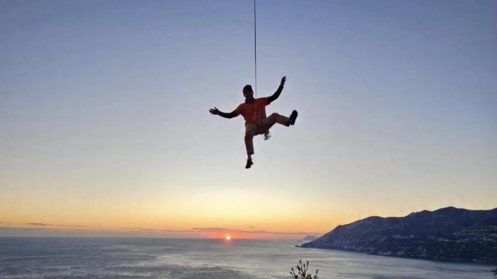 Uno de los hermanos Pou, alpinista, escalando.