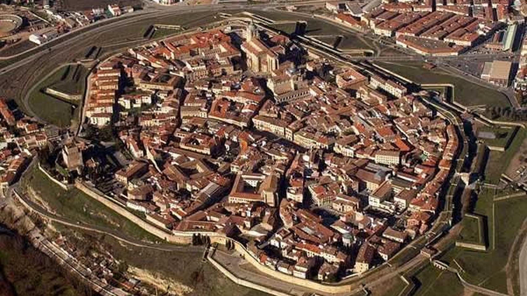 Fernando II, rey de León, hizo de Ciudad Rodrigo una plaza fortificada entre España -Salamanca- y Portugal, punto estratégico durante la Guerra de la independencia. Con el paso de los años, la muralla ha sufrido modificaciones