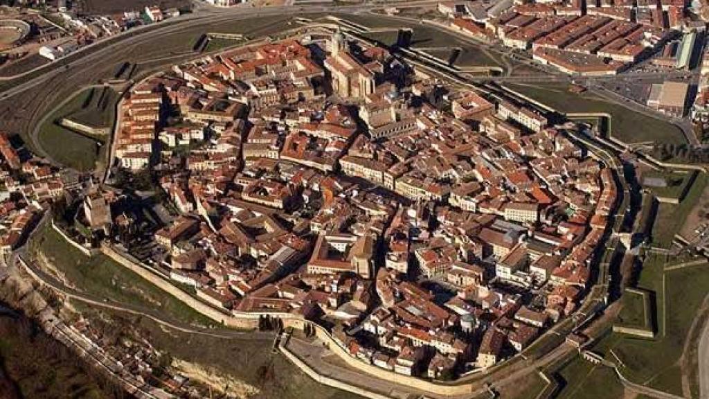 Fernando II, rey de León, hizo de Ciudad Rodrigo una plaza fortificada entre España -Salamanca- y Portugal, punto estratégico durante la Guerra de la independencia. Con el paso de los años, la muralla ha sufrido modificaciones