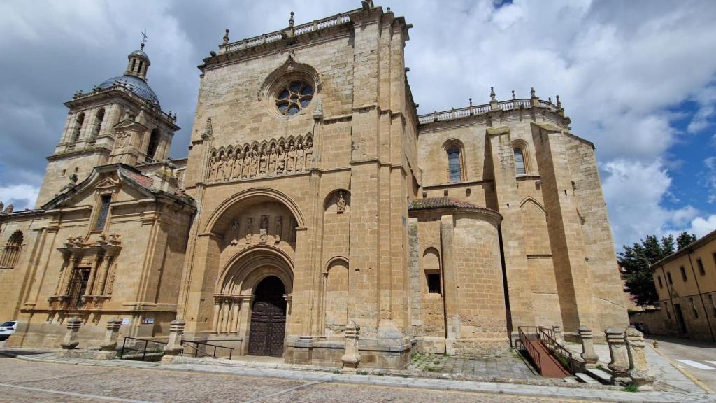 Las bombas de cañón lanzadas por las tropas de napoleón impactaron en la fachada de la catedral