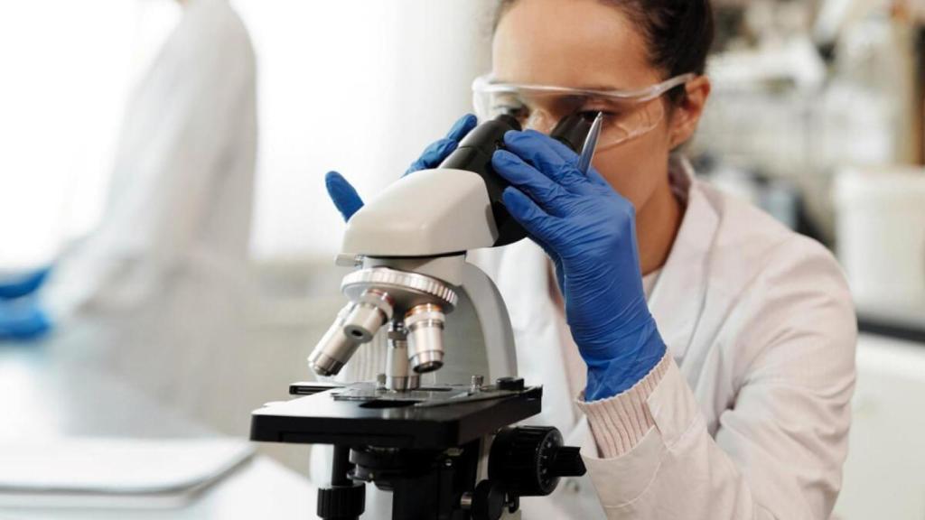 Trabajadora del sector biofarmaceútico