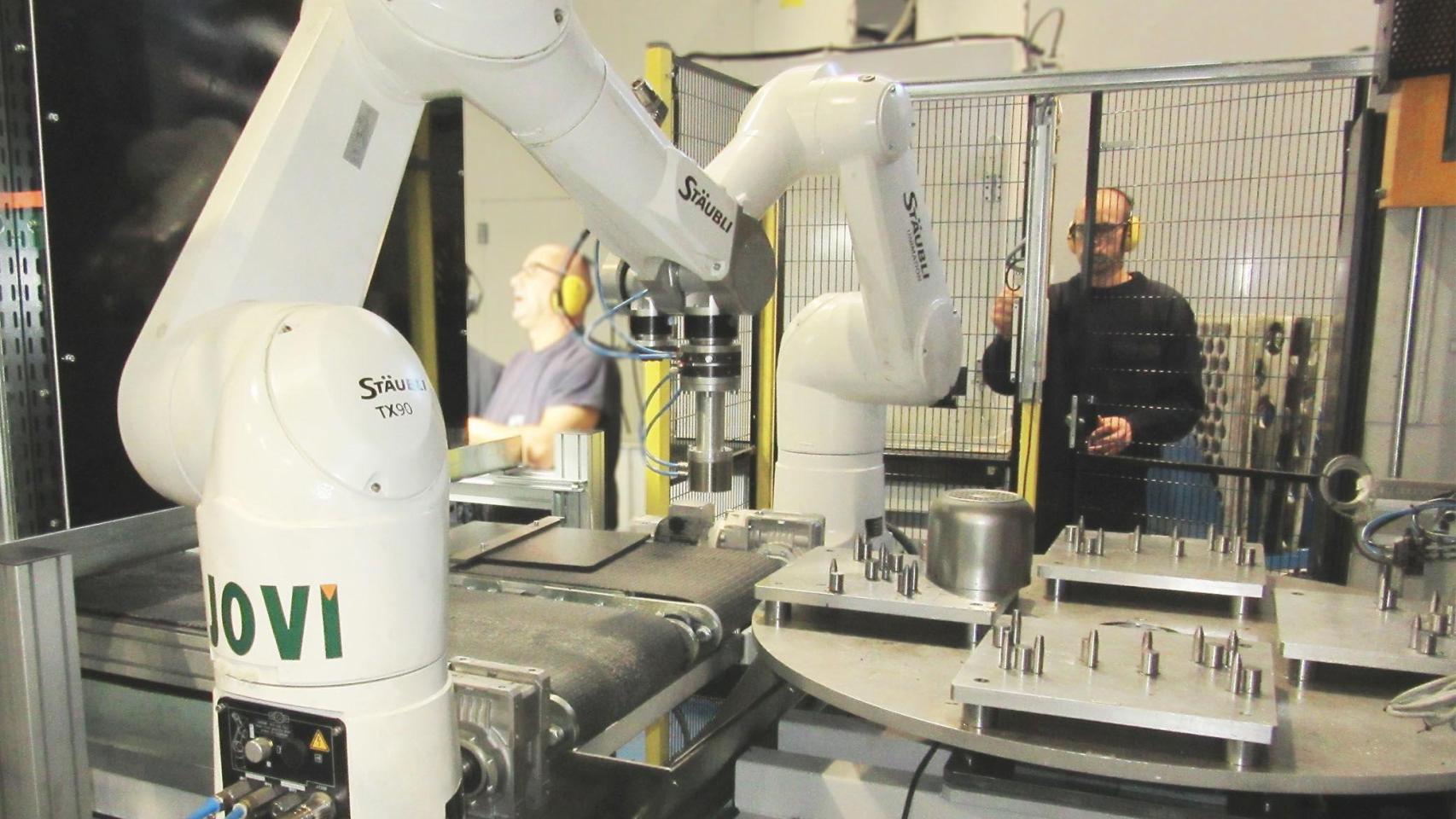 Trabajador de Jovi Automatismos, durante una jornada laboral.