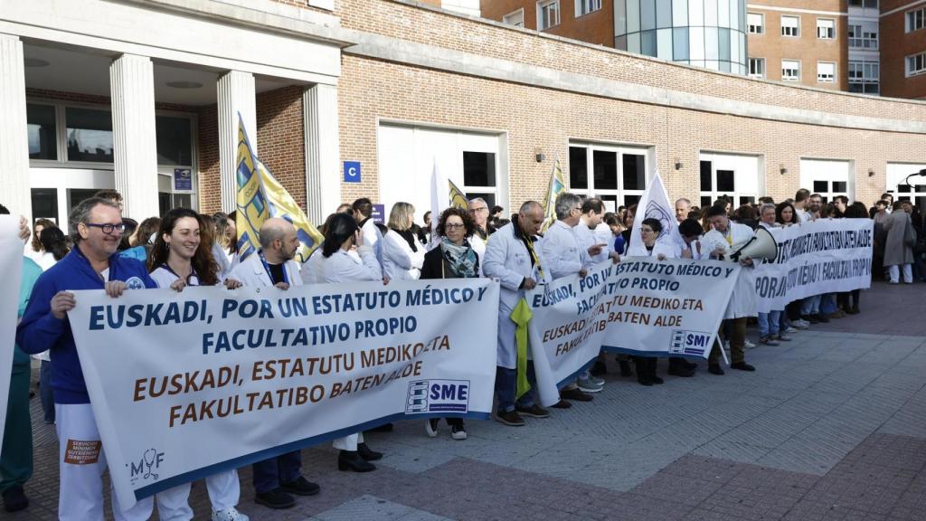 Concentración frente al Hospital de Cruces por un estatuto propio a 14 de enero de 2026