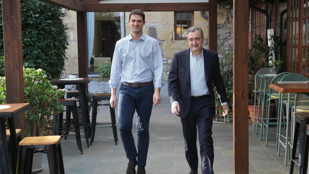 El presidente del PNV, Aitor Esteban, y el portavoz  del grupo vasco en el Parlamento, Joseba Díez Antxustegi, en la jornada de Oiyarzun a 14 de enero de 2026