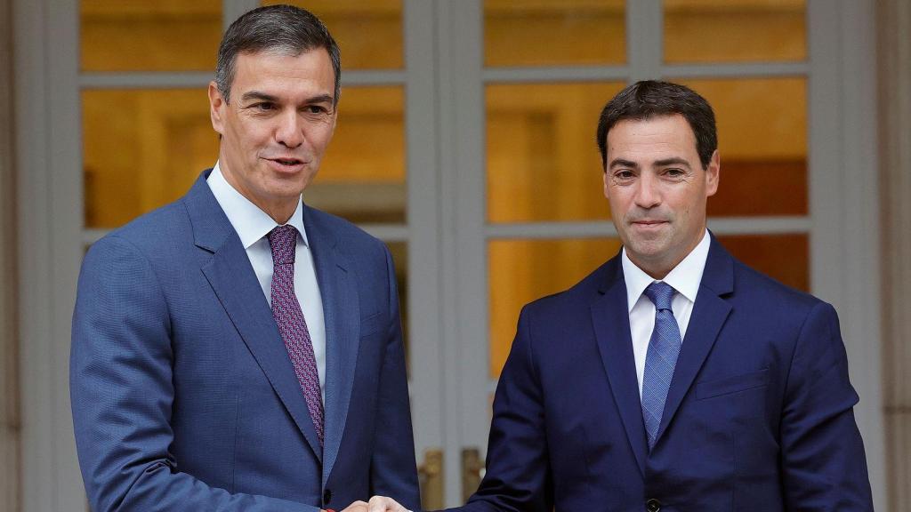 El presidente del Gobierno, Pedro Sánchez, con el lehendakari, Imanol Pradales