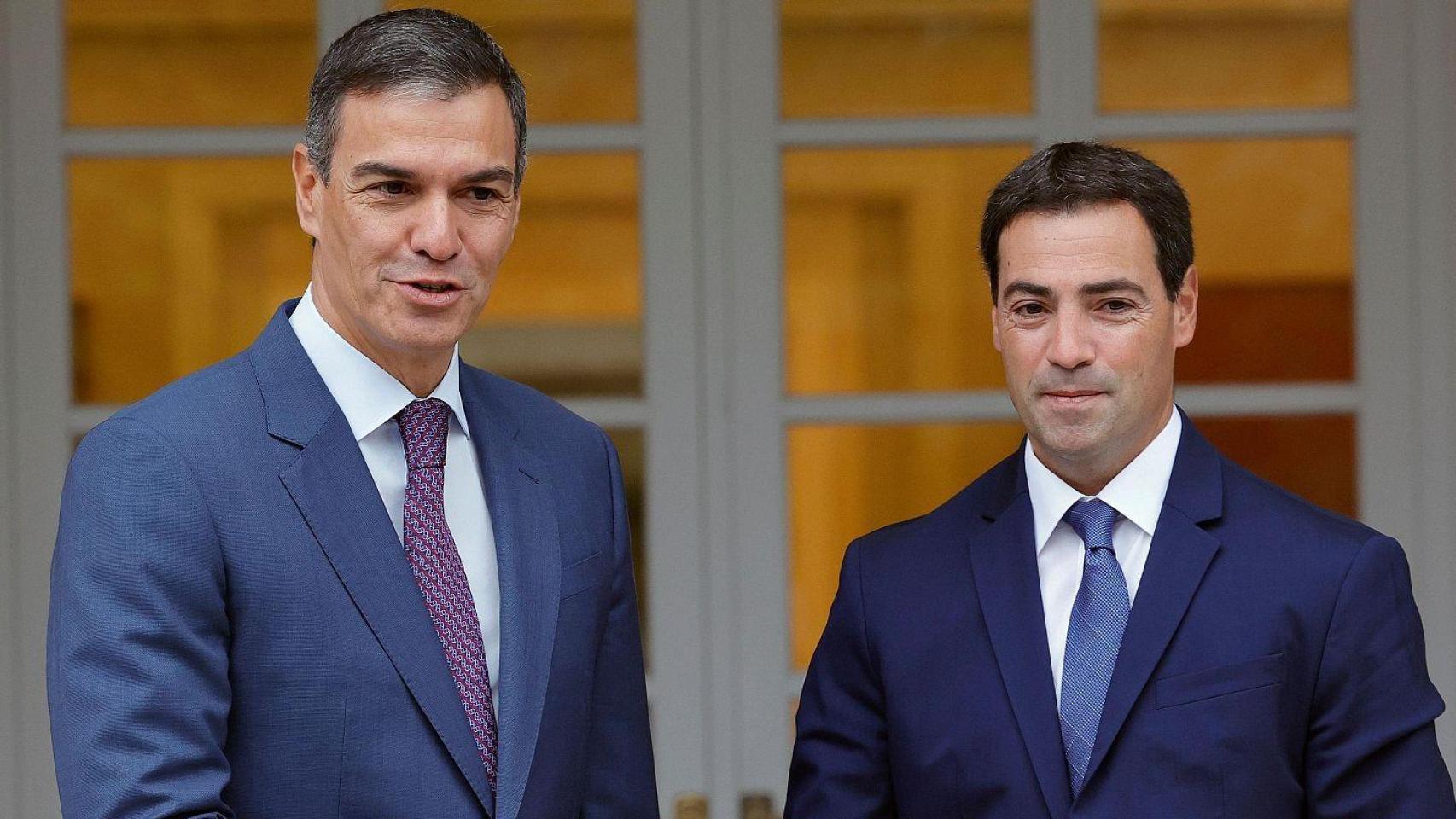 El presidente del Gobierno, Pedro Sánchez, con el lehendakari, Imanol Pradales