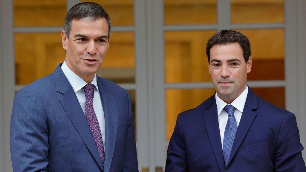 El presidente del Gobierno, Pedro Sánchez, con el lehendakari, Imanol Pradales