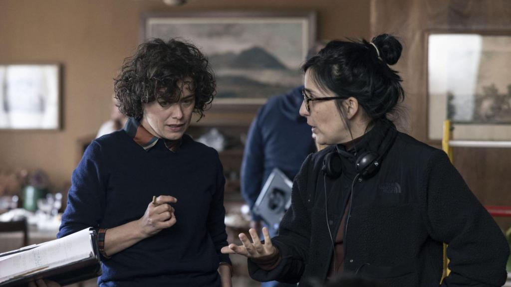 Patricia López Arnaiz y Alauda Ruiz de Azúa durante el rodaje de 'Los domingos'.