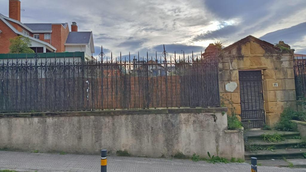 Entrada al solar donde se encontraba el palacio derrumbado en la calle San Nicolás número 11