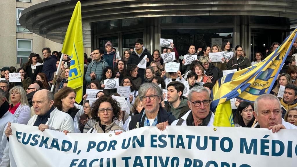 Los médicos de Osakidetza se concentran frente al ambulatorio Olaguibel en Vitoria por un estatuto propio