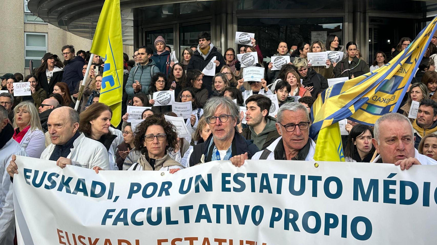 Los médicos de Osakidetza se concentran frente al ambulatorio Olaguibel en Vitoria por un estatuto propio
