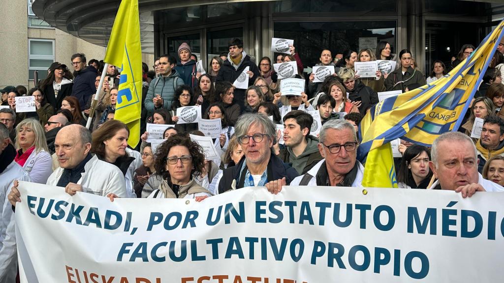 Los médicos de Osakidetza se concentran frente al ambulatorio Olaguibel en Vitoria por un estatuto propio