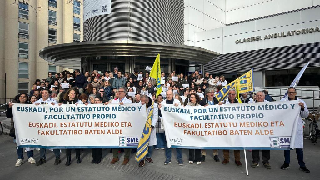 Segunda de las jornadas de parones y concentraciones convocadas por el SME, en este caso a las puertas del ambulatorio Olaguibel en Vitoria