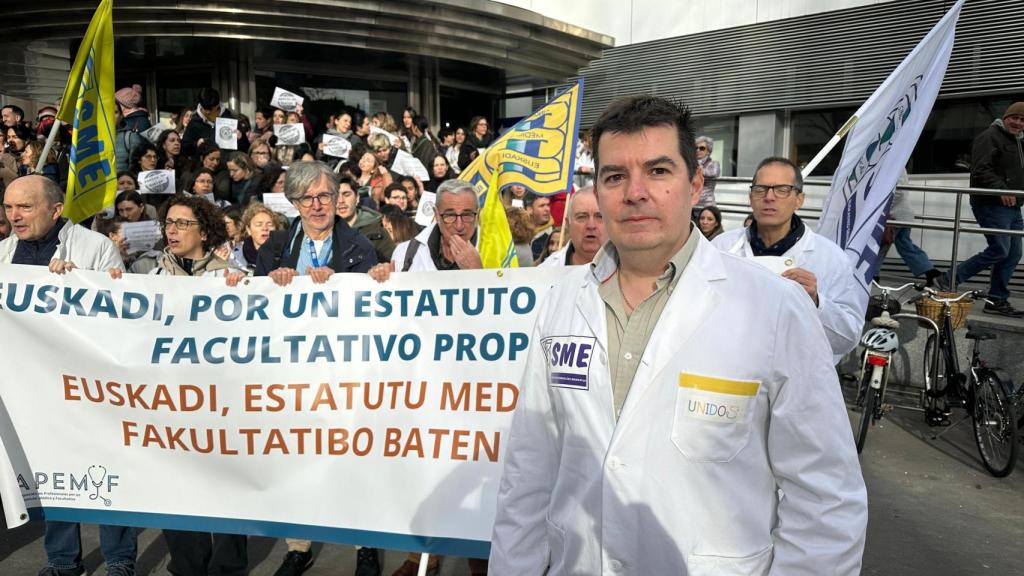médico de urgencias en el Hospital Universitario de Álava y vicepresidente del SME, a las puertas del ambulatorio Olaguibel donde los médicos se han concentrado a 15 de enero de 2026 por un estatuto propio
