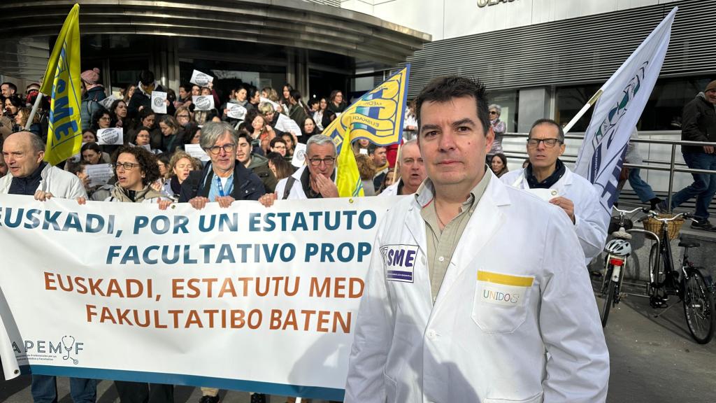Néstor Morchón, médico de urgencias en el Hospital Universitario de Álava y vicepresidente del SME, a las puertas del ambulatorio Olaguibel donde los médicos se concentraron por un estatuto propio a 15 de enero de 2026 por un estatuto propio