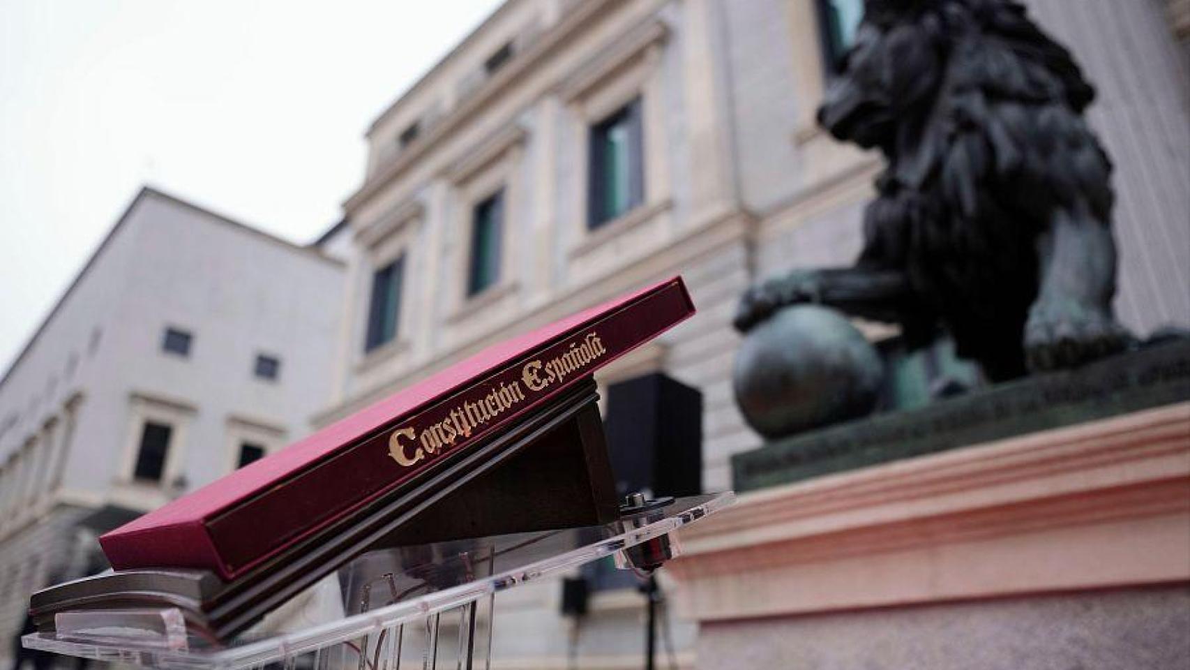 Un ejemplar de la Constitución junto al Congreso de los Diputados.