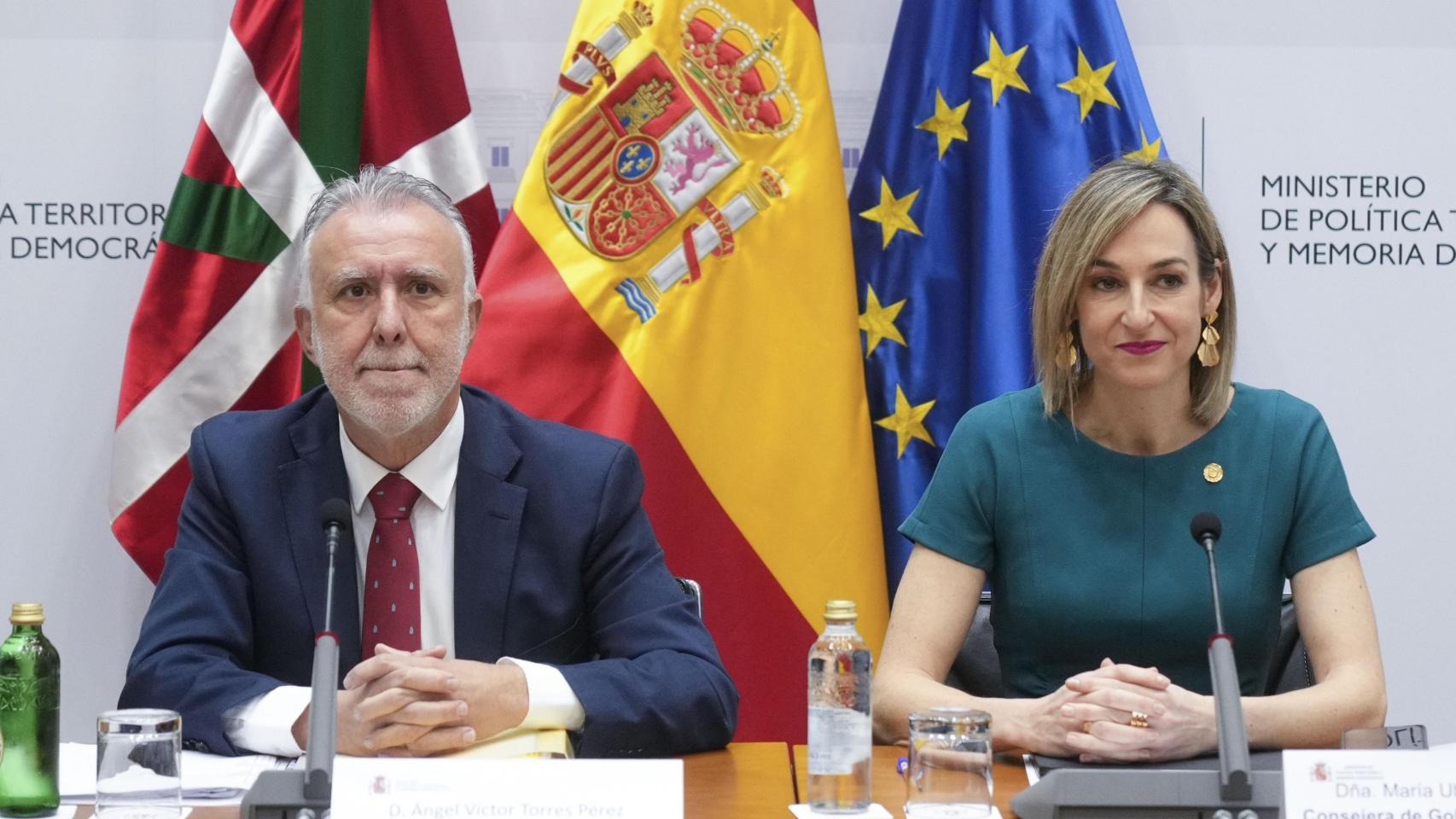 El ministro de Política Territorial, Ángel Víctor Torres, y la consejera de Autogobierno, María Ubarretxena