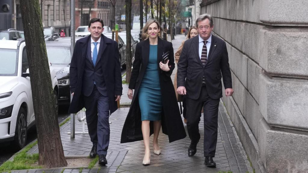 La consejera de Autogobierno, María Ubarretxena, el consejero de Economía, Trabajo y Empleo, Mikel Torres, y el consejero de Hacienda y Finanzas, Noël d´Anjou