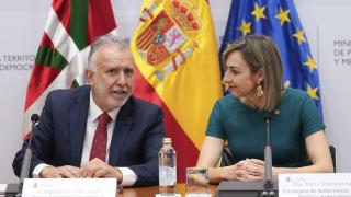 El ministro de Política Territorial, Ángel Víctor Torres, y la consejera de Autogobierno, María Ubarretxena