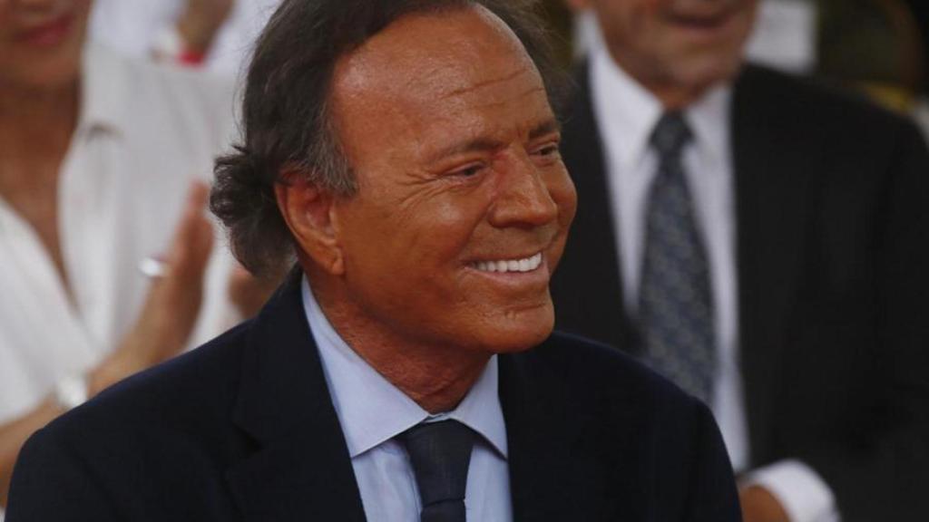 El cantante Julio Iglesias tras descubrir su estrella del Paseo de la Fama de Puerto Rico