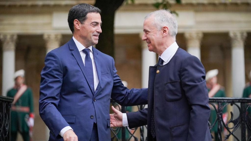 El lehendakari, Imanol Pradales, y el exlehendakari, Iñigo Urkullu, durante el acto de toma de posesión, a 22 de junio de 2024