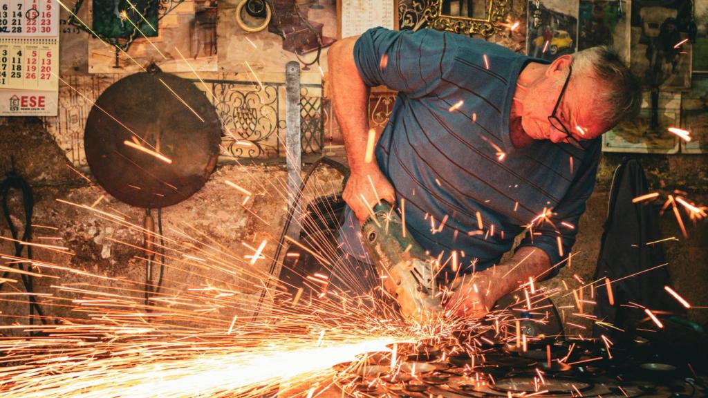 Imagen de archivo del trabajador del metal