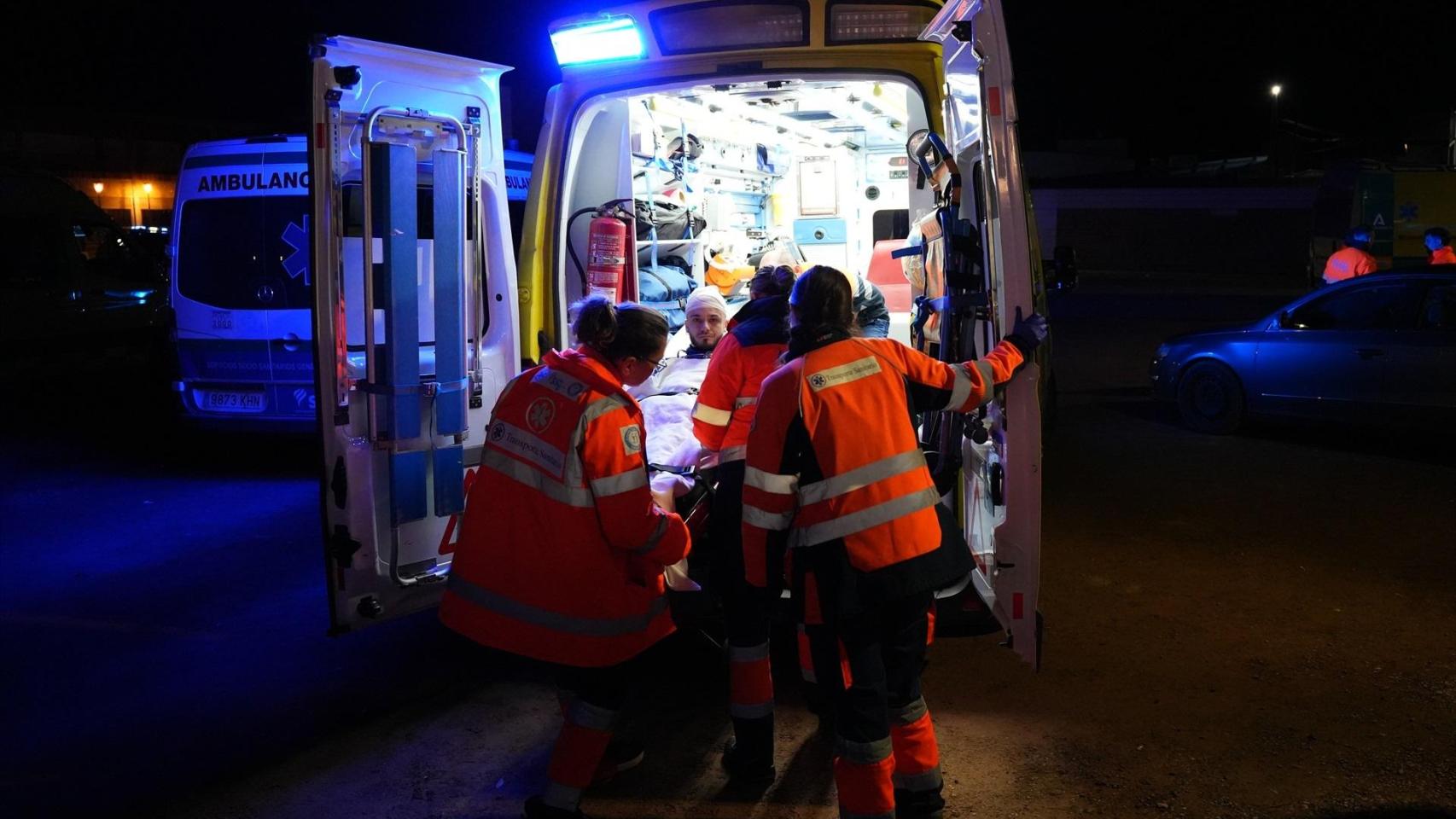 Un herido es trasladado desde el Polideportivo de Adamuz, a 19 de enero de 2026 en Adamuz